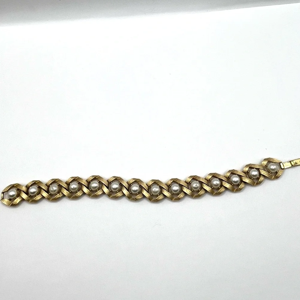 Vintage Crown Trifari Looped Pearls Brushed Gold Tone Bracelet 7 in
